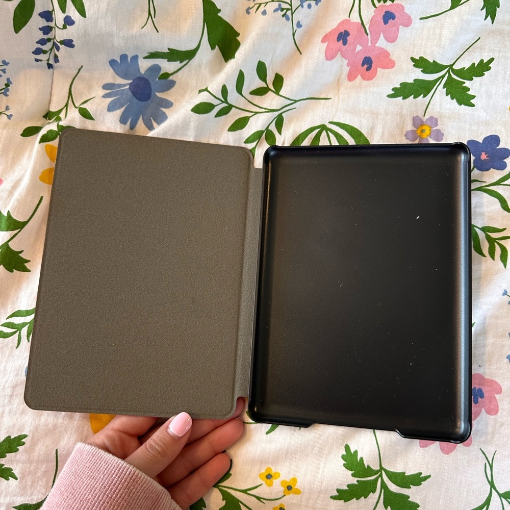 Floral Patterned Tablet Cover - Picture 2 of 3